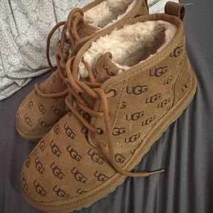 Women Ugg Neumel Emboss Chukka boot